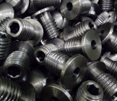 Produzione di componenti meccanici complessi attraverso macchinari all'avanguardia e controllo numerico CNC per garantire precisione.