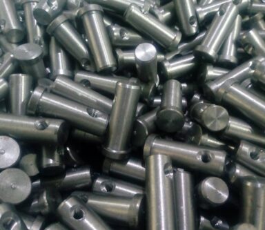 Sinergia tra uomo e macchine nelle lavorazioni meccaniche di precisione, con tecnologie avanzate per la componentistica industriale.