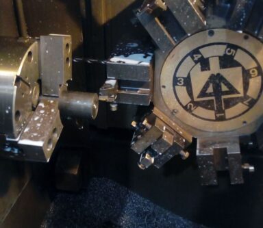 Macchinari CNC di ultima generazione in azione, dimostrando la sinergia tra uomo e macchina nelle officine meccaniche di precisione.