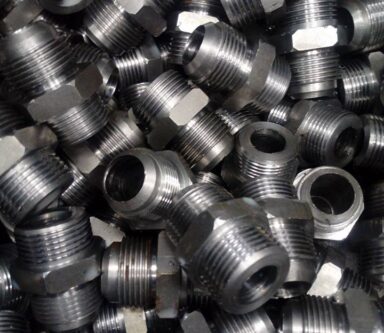 Parti meccaniche filettate prodotte con tornitura CNC, garantendo eccellenza e innovazione nel settore della componentistica industriale.