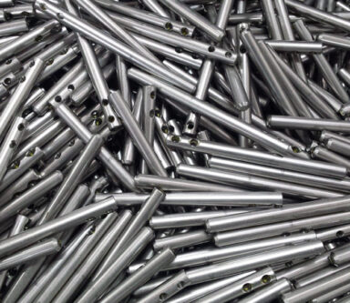 Produzione di raccordi metallici con filettatura interna, realizzati con materiali di alta qualità per applicazioni in ambito industriale e automobilistico.