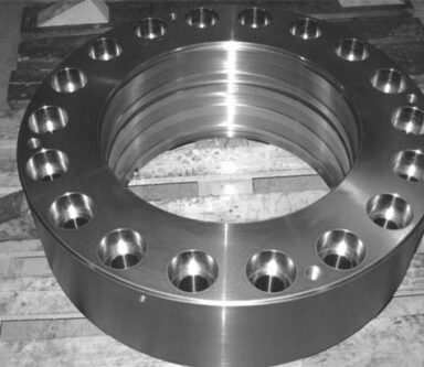 Grande anello metallico di precisione con fori per bulloni, lavorato per applicazioni industriali.