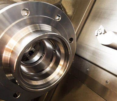 Flangia metallica lavorata su macchina CNC per applicazioni meccaniche di precisione.