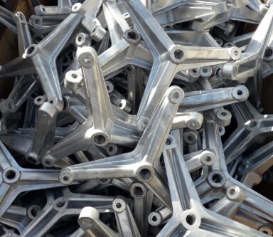 Viti e bulloni filettati, fabbricati con precisione per connessioni robuste.