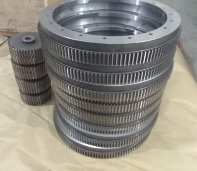 Tornitura di pezzi metallici in lavorazione, con finitura lucida.