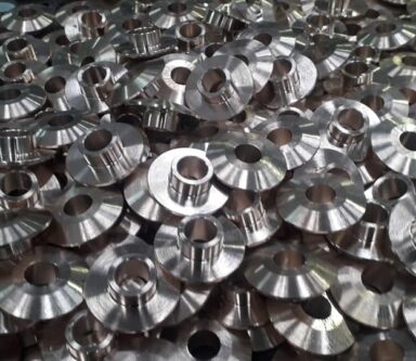 ingranaggi metallici e pezzi meccanici realizzati con lavorazioni di alta precisione per migliorare l'efficienza dei sistemi industriali