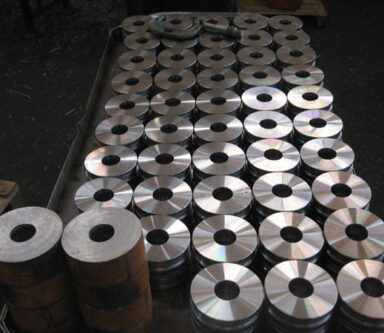 Componente metallico lavorato a CNC, ideale per applicazioni industriali e macchine di precisione, dimostrando la qualità della produzione meccanica.
