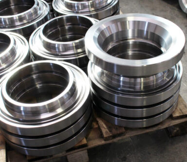Elementi meccanici metallici adatti a montaggi di precisione in impianti industriali, progettati per resistere a carichi elevati.