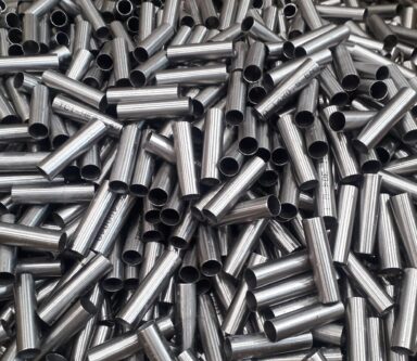 Strutture cilindriche metalliche utilizzate in impianti meccanici, progettate per garantire una perfetta connessione e un’alta resistenza meccanica.