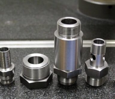 Cilindri metallici filettati adatti per applicazioni in ambito meccanico e industriale, ottimizzati per garantire tenuta e sicurezza.