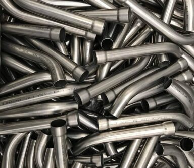 Ampia gamma di connettori filettati in acciaio, ideali per raccordi meccanici e assemblaggi industriali.