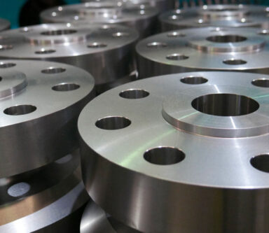 Componenti metallici con finitura lucida, utilizzati per raccordi industriali e meccanismi che richiedono alta resistenza e durata.