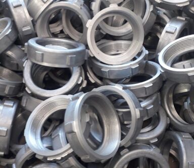 Elementi cilindrici in metallo ad alta precisione, ideali per l'utilizzo in macchinari e attrezzature industriali.