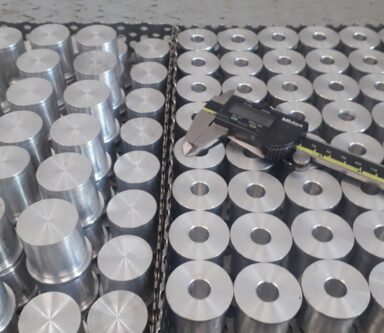 Cilindri metallici lucidi, misurati con strumenti di precisione per garantire qualità e coerenza nelle dimensioni.