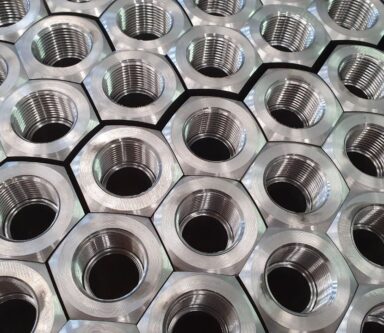 Dadi esagonali in acciaio, perfetti per fissaggi industriali robusti e duraturi.