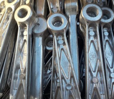 Leve di controllo in metallo lavorato, utilizzate in applicazioni meccaniche e di automazione.