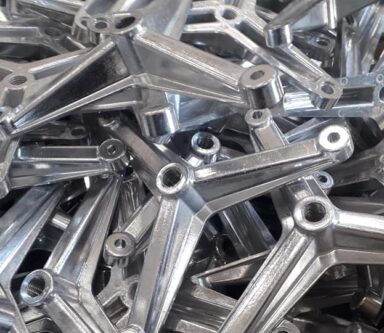 Elementi in metallo fuso con finiture lavorate, utilizzati in sistemi meccanici complessi.