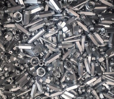 Raccordi e adattatori filettati in acciaio, adatti per sistemi di tubazioni industriali.